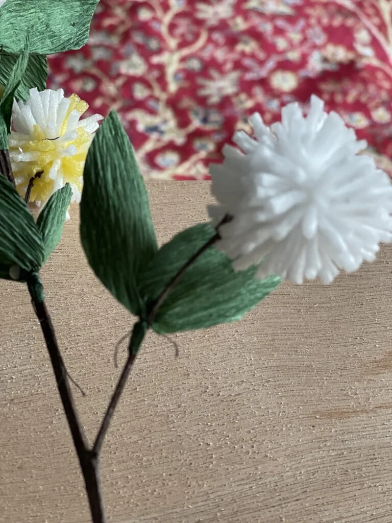 হাতে তৈরি কদম ফুল, পাতা ও ফুলের মাথাসহ সম্পূর্ণ ডাল প্রদর্শিত