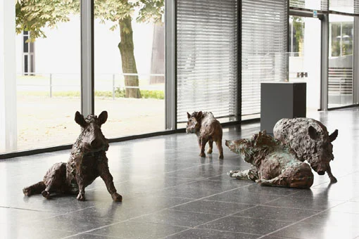 Eine weitere Ansicht von Carl Emanuel Wolffs patinierter Bronze-Wildschwein-Skulptur im Freien