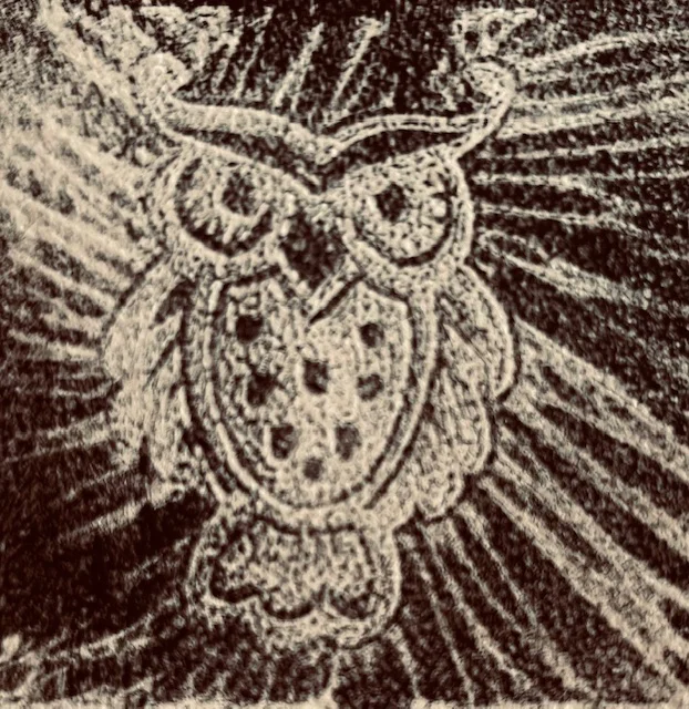 Fertiger Linolschnittdruck des Feuille-Obscure-Logos in schwarzer Tinte auf Papier