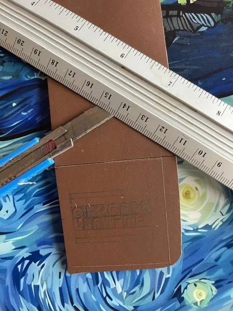 Ich schneide den Linoleumblock auf 2x2 Zoll mit Lineal und Cutter
