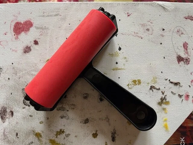 Weiche Gummiwalze zum gleichmäßigen Verteilen der Farbe auf einem Linoleumblock
