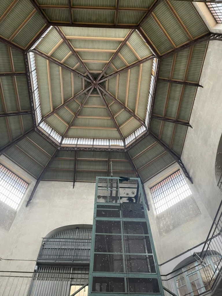 Im Inneren des Turms des Gefängnisses Jacques-Cartier