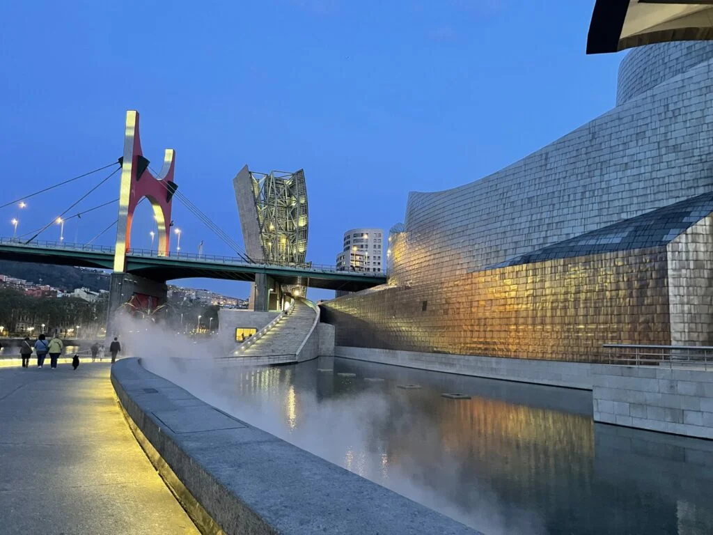 Guggenheim Bilbao nachts beleuchtet