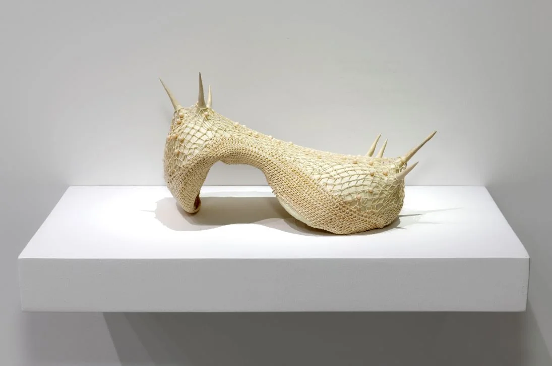 La Panoplie de Défense von Christelle Familiari, Skulptur aus Baumwollfaden, synthetischen Perlen und Porzellanzacken