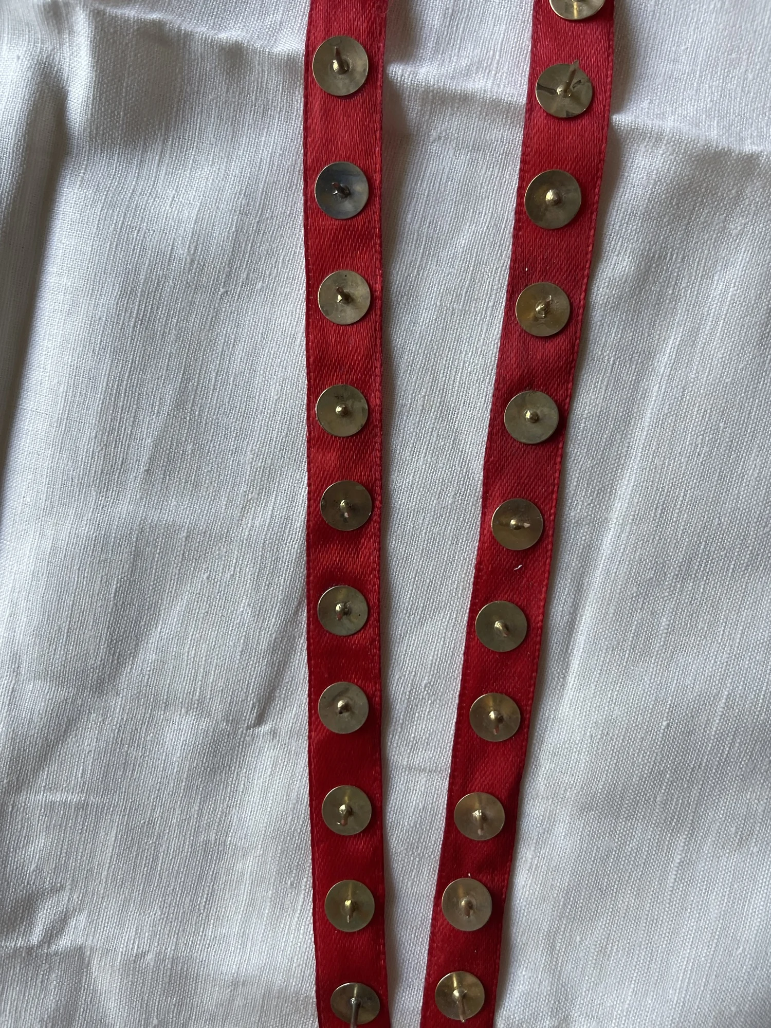 Schutzschmuck aus Keramikspitzen und Metall