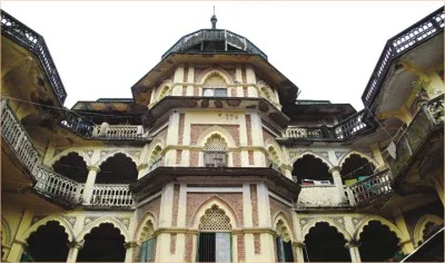 Vista exterior del PK Sen Bhaban mostrando su histórica arquitectura de varios pisos