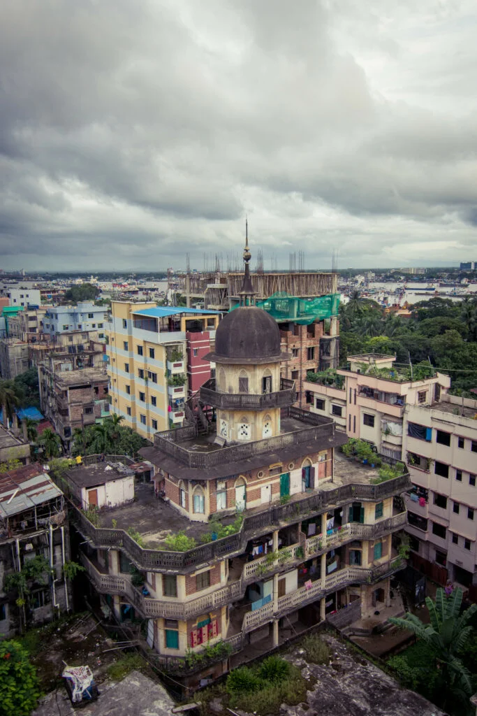 Fachada del PK Sen Bhaban mostrando ornamentados minaretes y cúpula, Chittagong