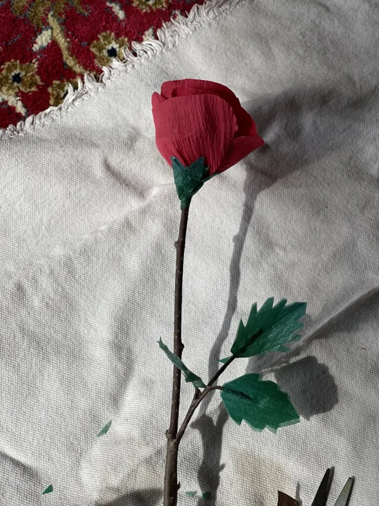 Rosa artesanal terminada con pétalos equilibrados y tallo de aspecto natural
