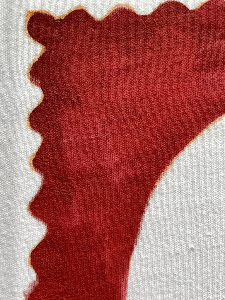 Preparando un color a la vez en la paleta antes de aplicarlo a la camiseta