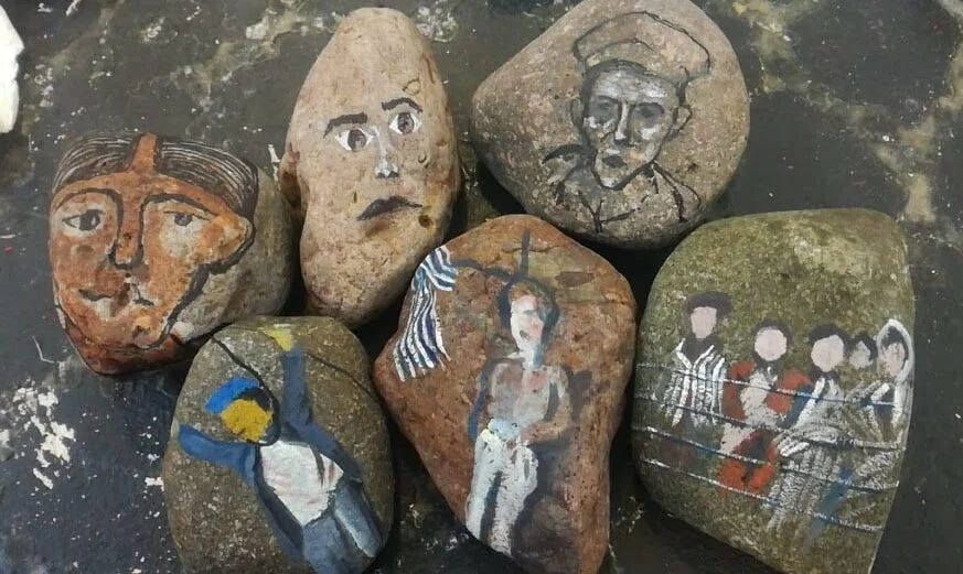 Retratos en piedra de prisioneros de la Segunda Guerra Mundial realizados por Tanjim Chowdhury con lápiz y pluma