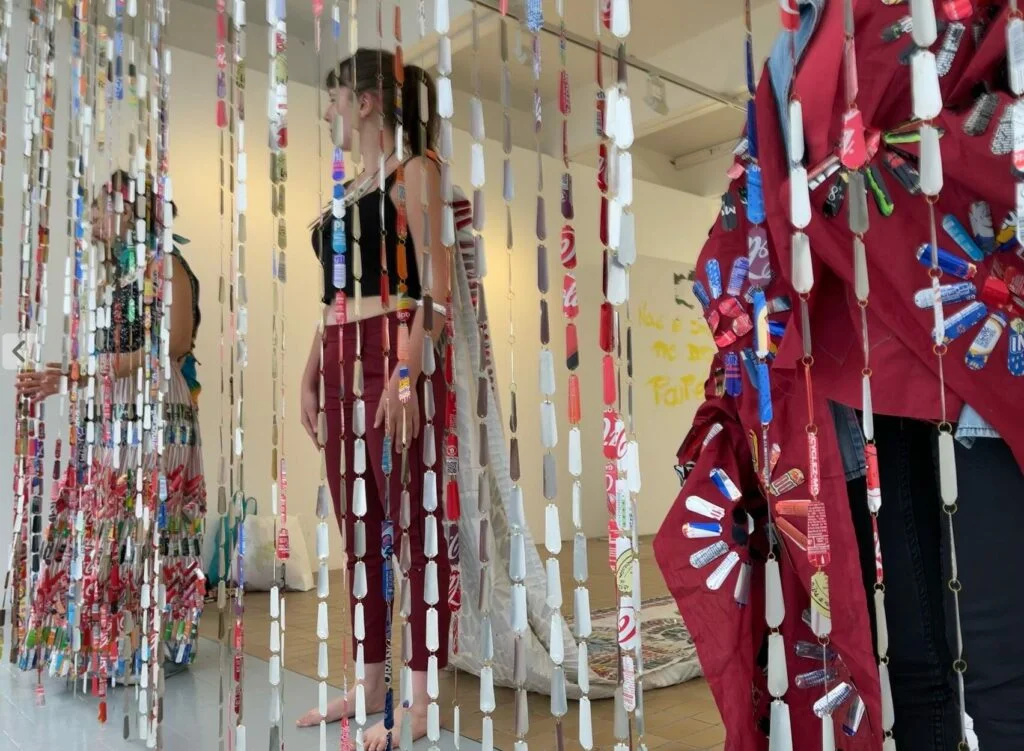 Tanjim Chowdhury realizando la instalación de tributo de costura para su diploma DNSEP en ISBA Besançon, 2022