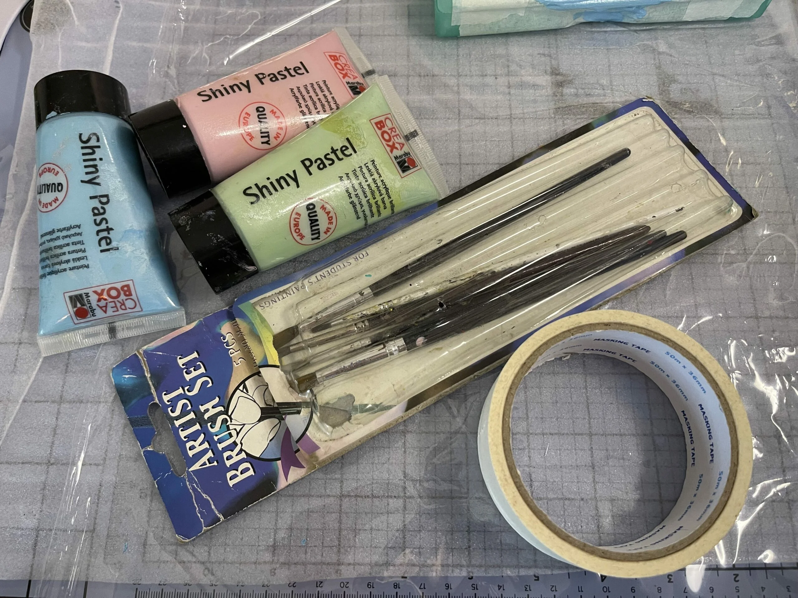 Collection de boîtes à lunettes optiques ordinaires avant d'être peintes et upcyclées