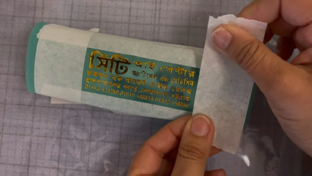 Ruban de masquage appliqué pour protéger les zones de la boîte à lunettes non destinées à être peintes