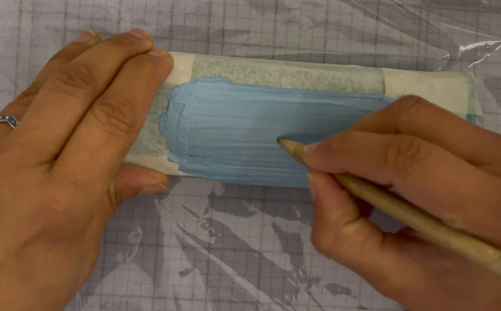 Esquisse d'un motif floral ou géométrique sur la boîte à lunettes optiques peinte avec un crayon