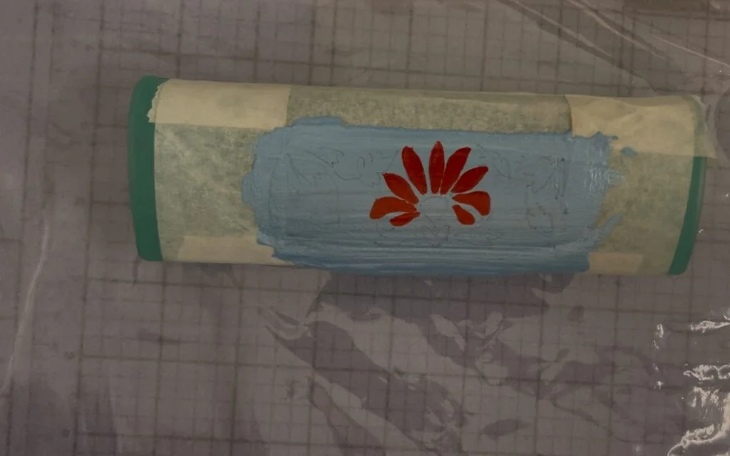 Remplissage du motif avec plusieurs couleurs acryliques sur la boîte à lunettes optiques