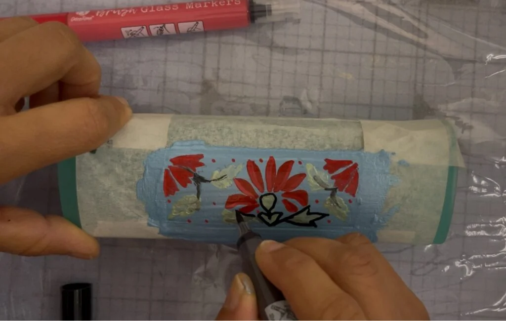 Boîte à lunettes optiques avec un motif peint coloré presque terminé avant le séchage final