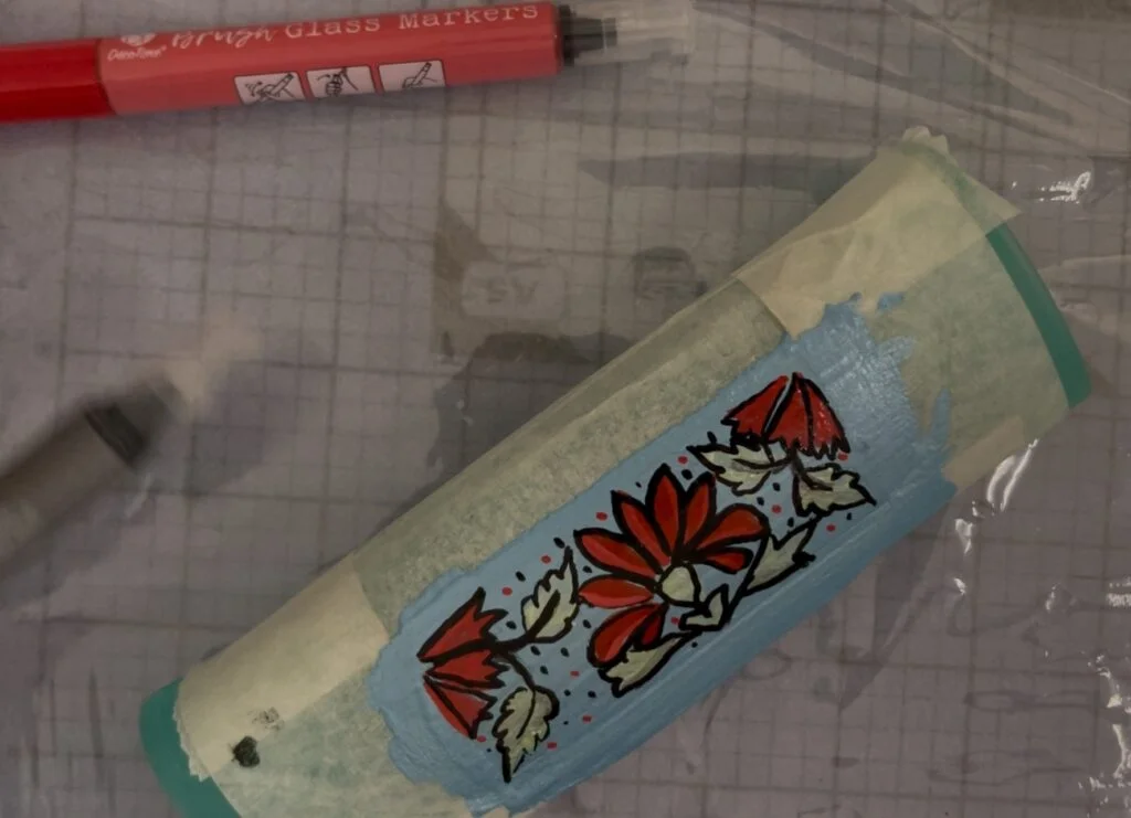 Boîte à lunettes optiques peinte et terminée en train de sécher avant l'application du vernis