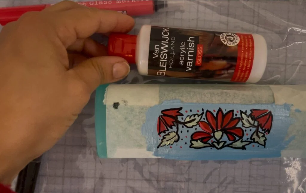 Application du vernis sur la boîte à lunettes optiques peinte pour sceller et protéger le motif
