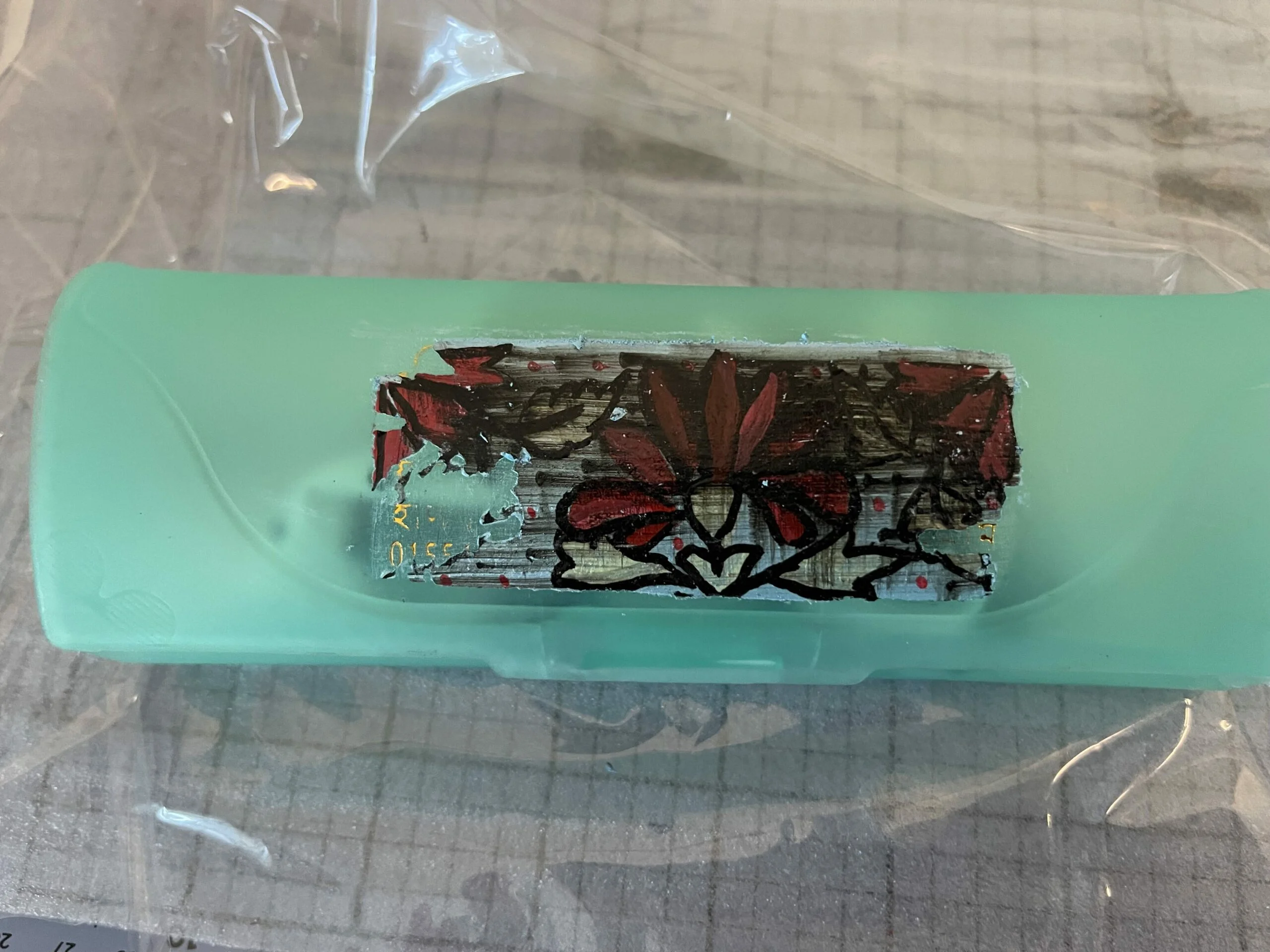 Gros plan d'une boîte à lunettes optiques peinte et terminée avec une surface vernie et polie