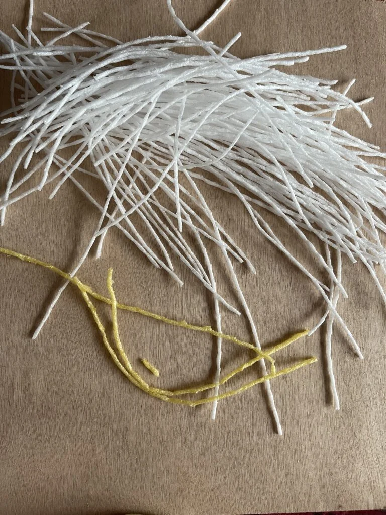 Découpe de la mousse plastique en petits morceaux pour former les pétales extérieurs de la fleur de Kadam