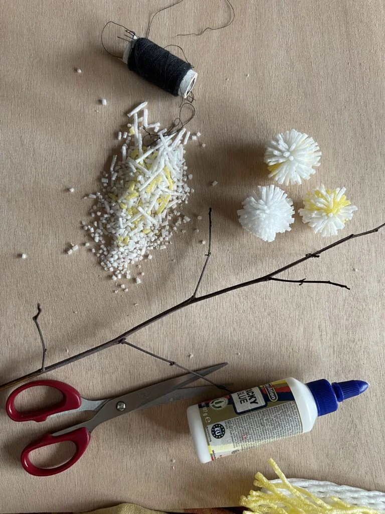 Tête de fleur de Kadam solidement collée sur une branche d'arbre naturelle utilisée comme tige