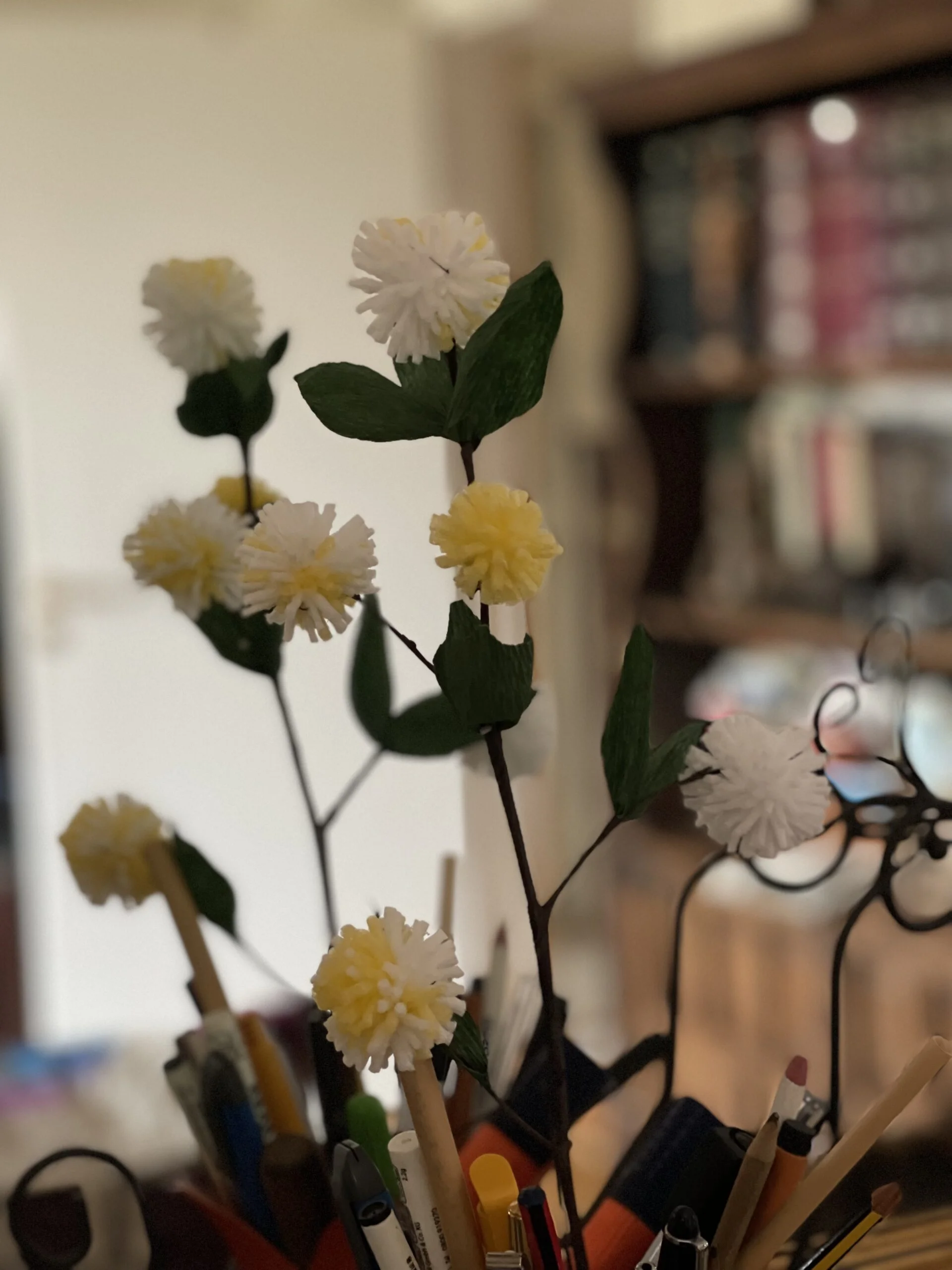 Fleur de Kadam artisanale terminée, fabriquée à partir de mousse plastique recyclée sur une branche naturelle