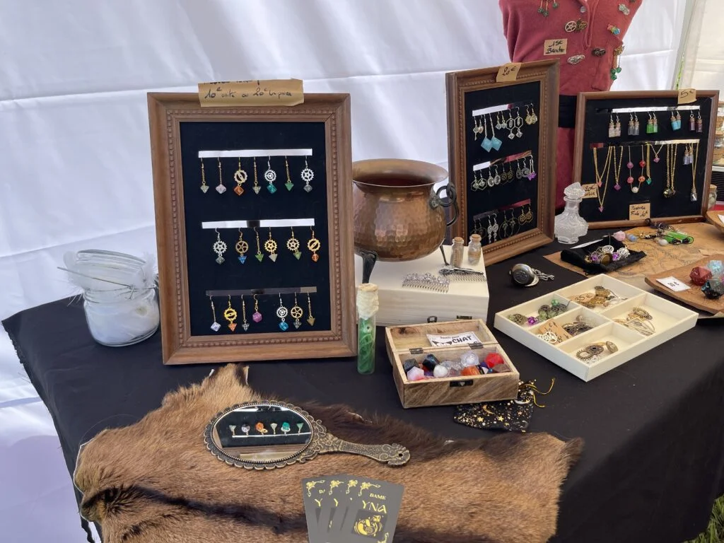 Barrettes et broches de Dame-Yna fabriquées à partir d'objets cassés et d'acier inoxydable