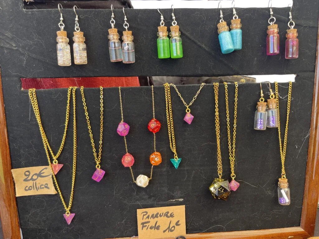 Diverses fioles de potions de dés personnalisables de Dame-Yna présentant différents sceaux de cire et designs d'étiquettes