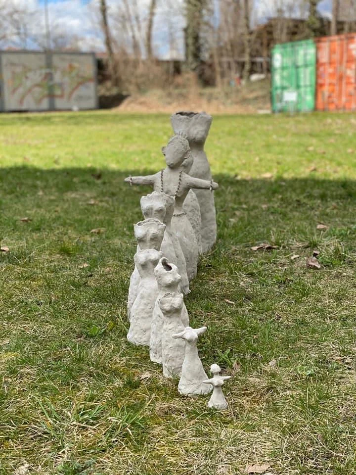 Gros plan d'une sculpture de poupée en céramique faite main sans tête, symbolisant les femmes réduites au silence au Bangladesh