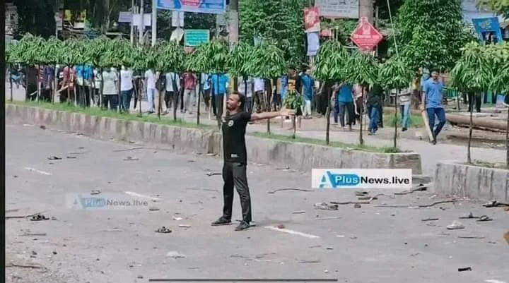 बांग्लादेश कोटा सुधार आंदोलन के दौरान छात्र प्रदर्शनकारियों के साथ पुलिस की झड़प