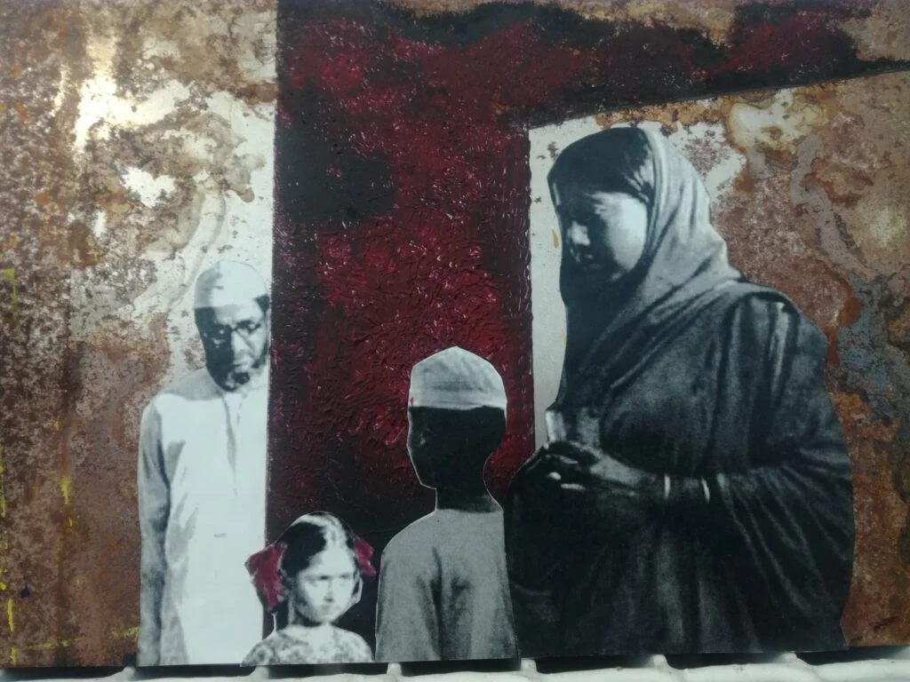 मिश्रित माध्यम कलाकृति जिसमें मातिर मोइना फ़िल्म का एक दृश्य जंग लगी धातु पर मुद्रित है, युद्ध के दौरान पारिवारिक दृश्य दर्शाता है