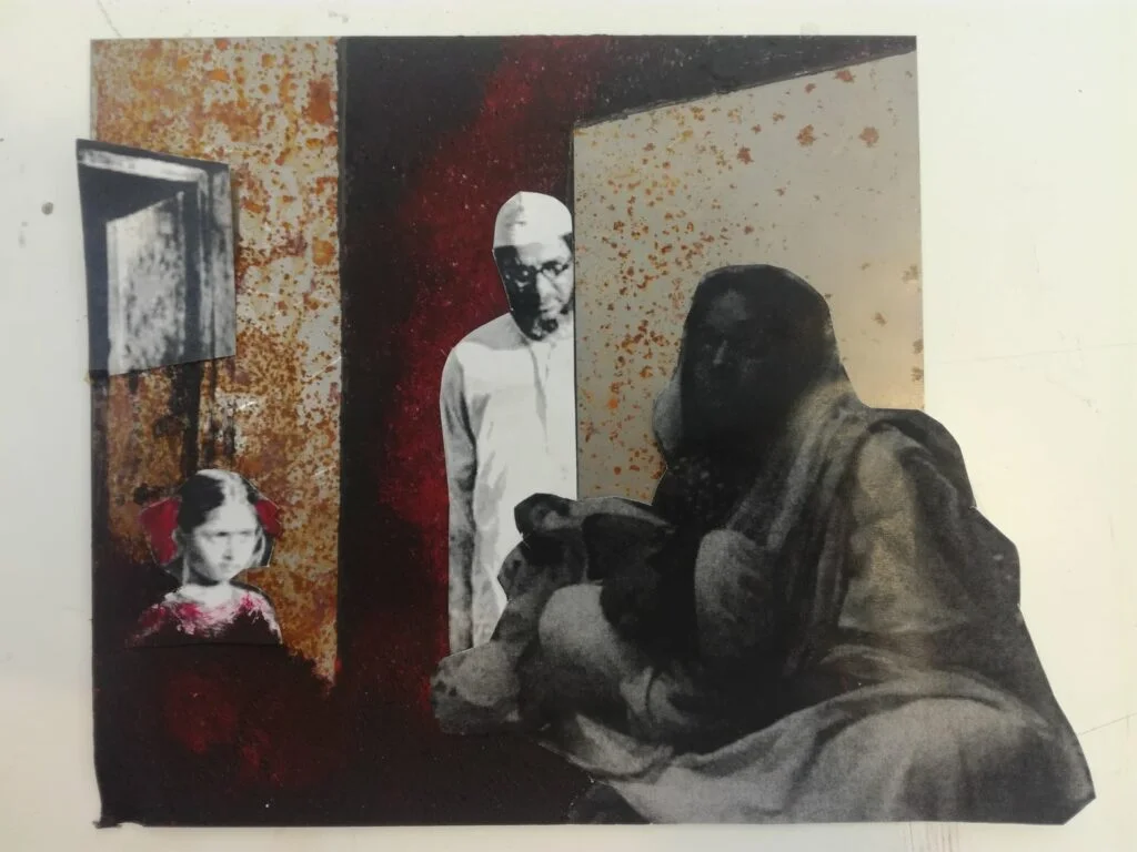 मातिर मोइना के दृश्य वाली लघु मिश्रित माध्यम कृति, जिसमें मुक्ति युद्ध के दौरान मदरसे में बालक अनु को दिखाया गया है
