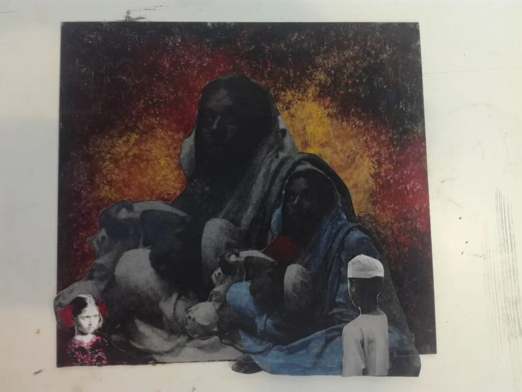 मातिर मोइना का दृश्य एक जंग लगी प्राप्त वस्तु पर चिपकाया गया, जो पारिवारिक तनाव और संघर्ष को दर्शाता है
