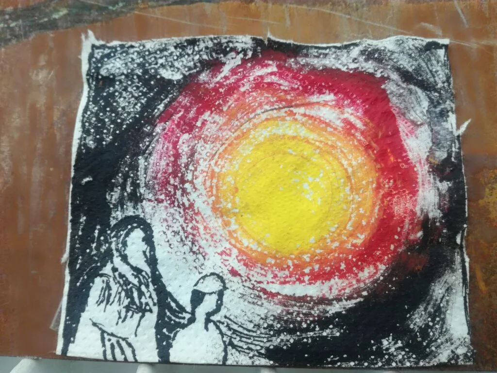 मातिर मोइना फ़िल्म का दृश्य जंग लगी धातु और प्राप्त वस्तुओं पर परतों में रखा गया, एक बनावटी गहराई बनाता है