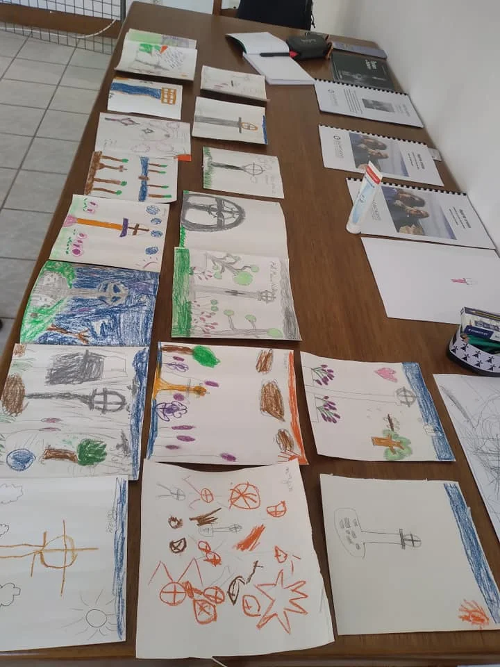 Children from Trévron school visiting the Regards Croisés exhibition and drawing Celtic crosses