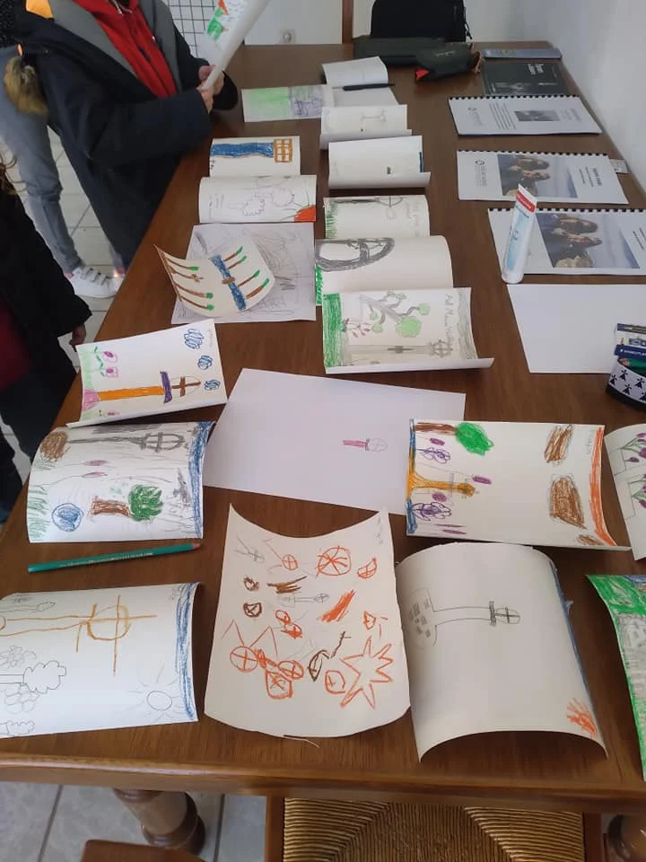Young students engaged in drawing workshop during the Regards Croisés exhibition visit