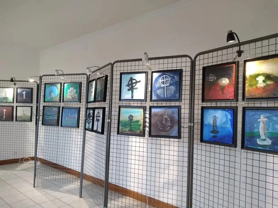 Tanjim Chowdhury and Christine Robion in front of their Regards Croisés artworks in Brittany
