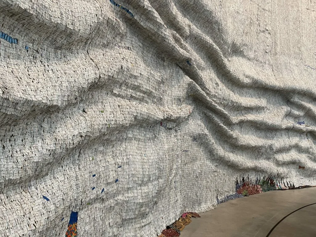 Rising Sea — El Anatsui (2019), Guggenheim Bilbao