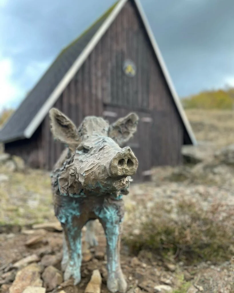 Carl Emanuel Wolff accanto a una delle sue sculture di grandi dimensioni