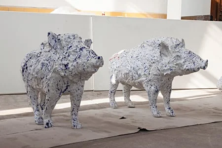 Cinghiale in bronzo a grandezza naturale di Carl Emanuel Wolff integrato nel suo ambiente naturale