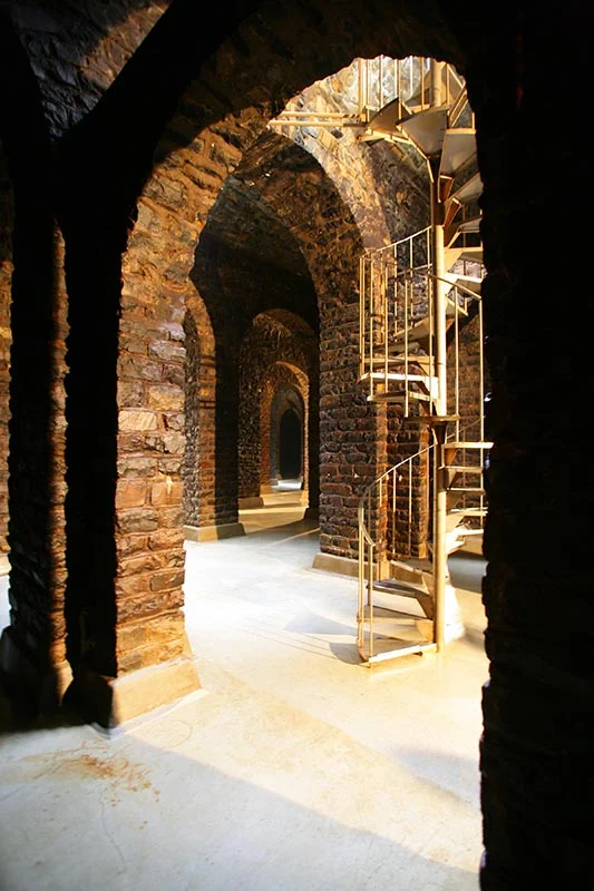 Serbatoio d'acqua sotterraneo a Rennes sorretto da 196 pilastri alti sei metri, simile a una cattedrale sotterranea