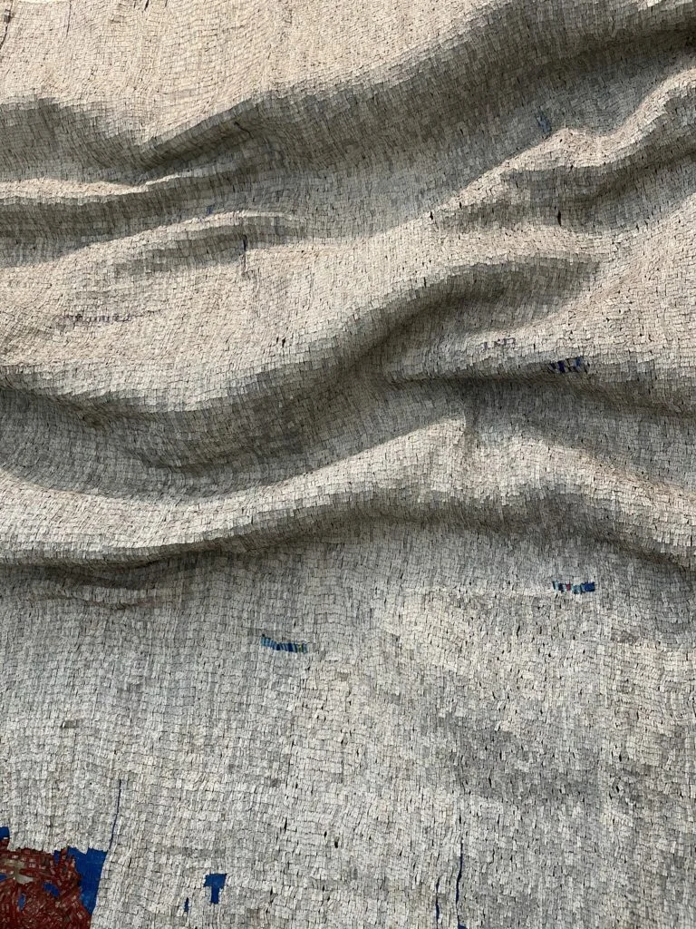 Rising Sea — dettaglio: tappi di bottiglia e filo di rame