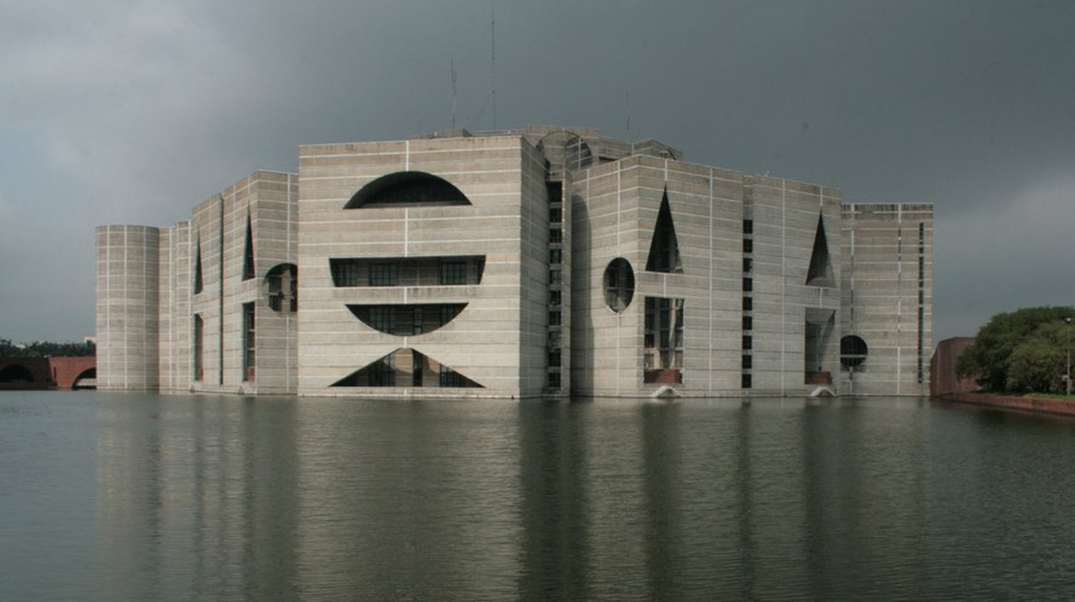 Assemblée nationale du Bangladesh : un chef-d’œuvre de Louis Kahn