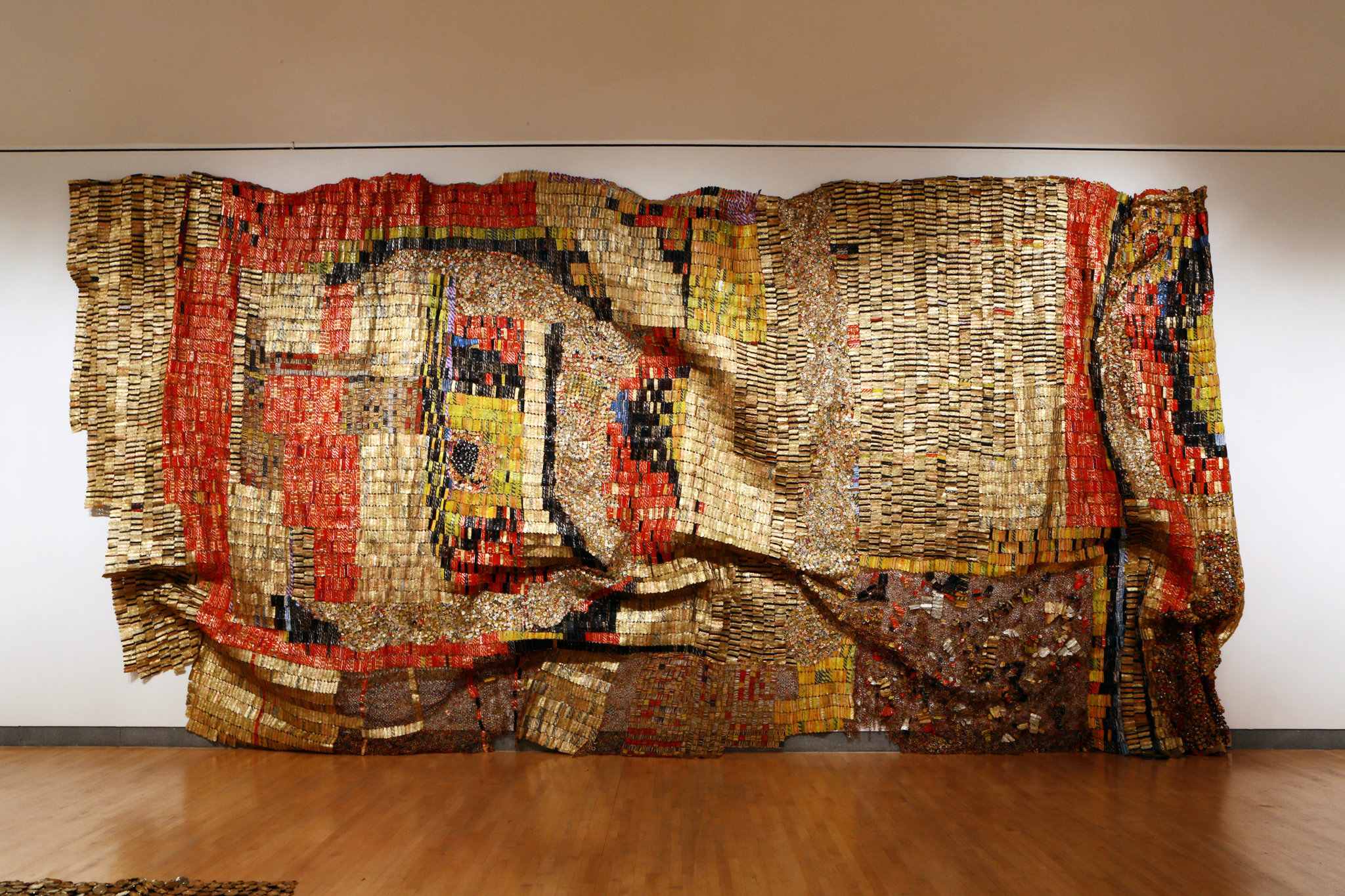 Recyclage et résilience : dialoguer avec El Anatsui à travers l’art